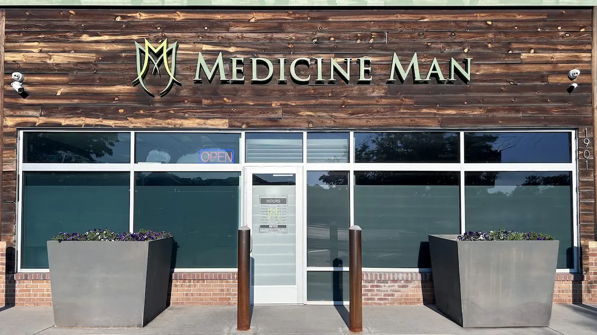 Exterior of Medicine Man Aurora dispensary